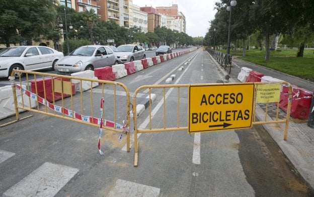 Zona acotada por las obras de renovación de tuberías en el anillo ciclista, hace unos días. 