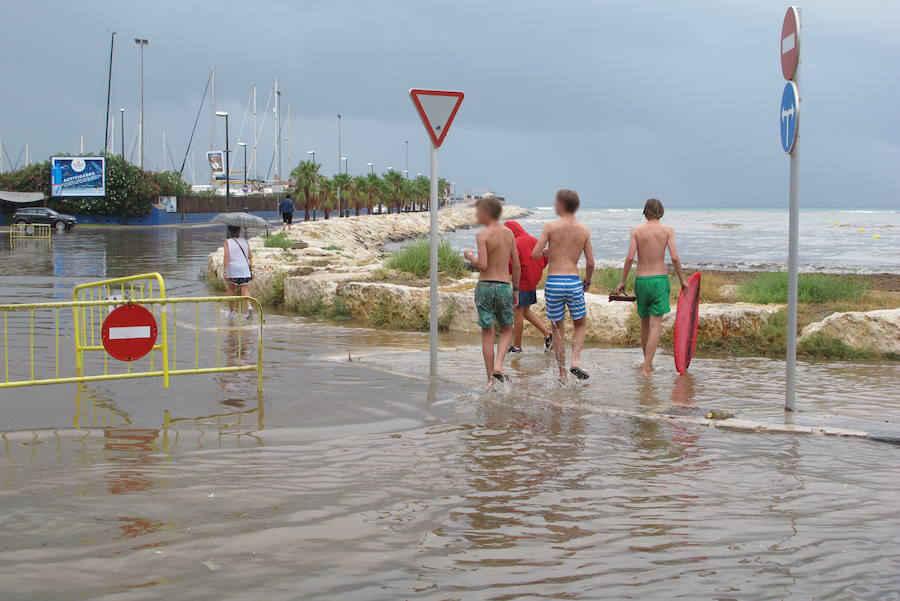 Las lluvias en Dénia superan los 79 litros y obligan a cerrar varios caminos