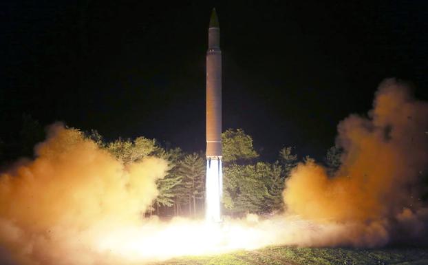 Fotografía facilitada por Corea del Norte de un lanzamiento de misil.