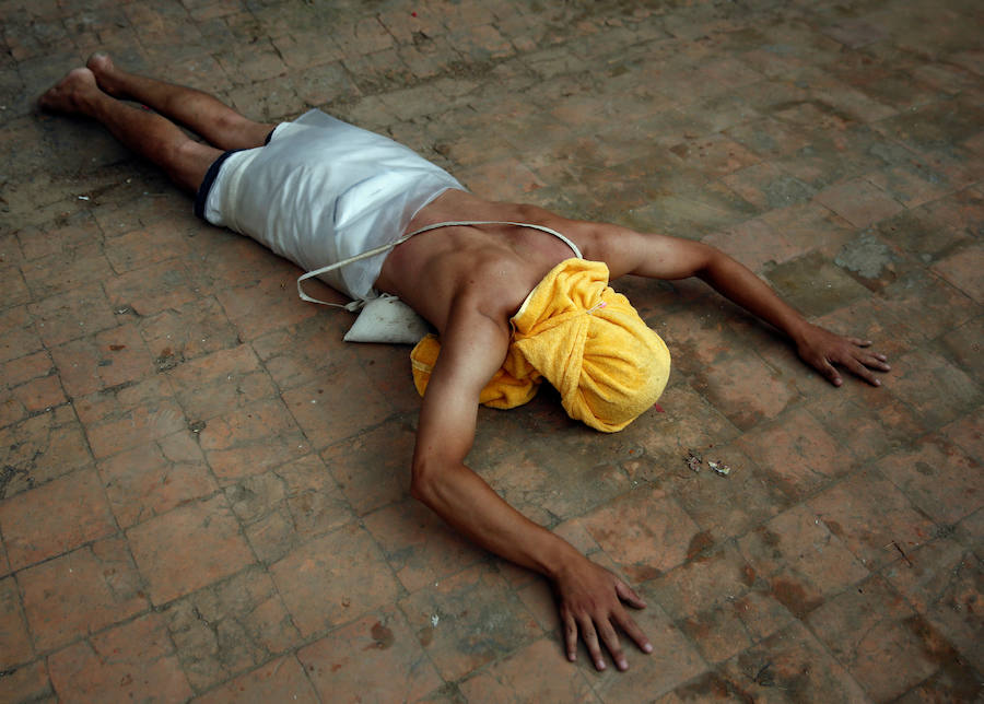 Los habitantes de Lalitpur conmemoran la victoria de su dios Buda contra los siete ejércitos del demonio Mara, encargado de tentar con el deseo del poder y el dominio a las personas.