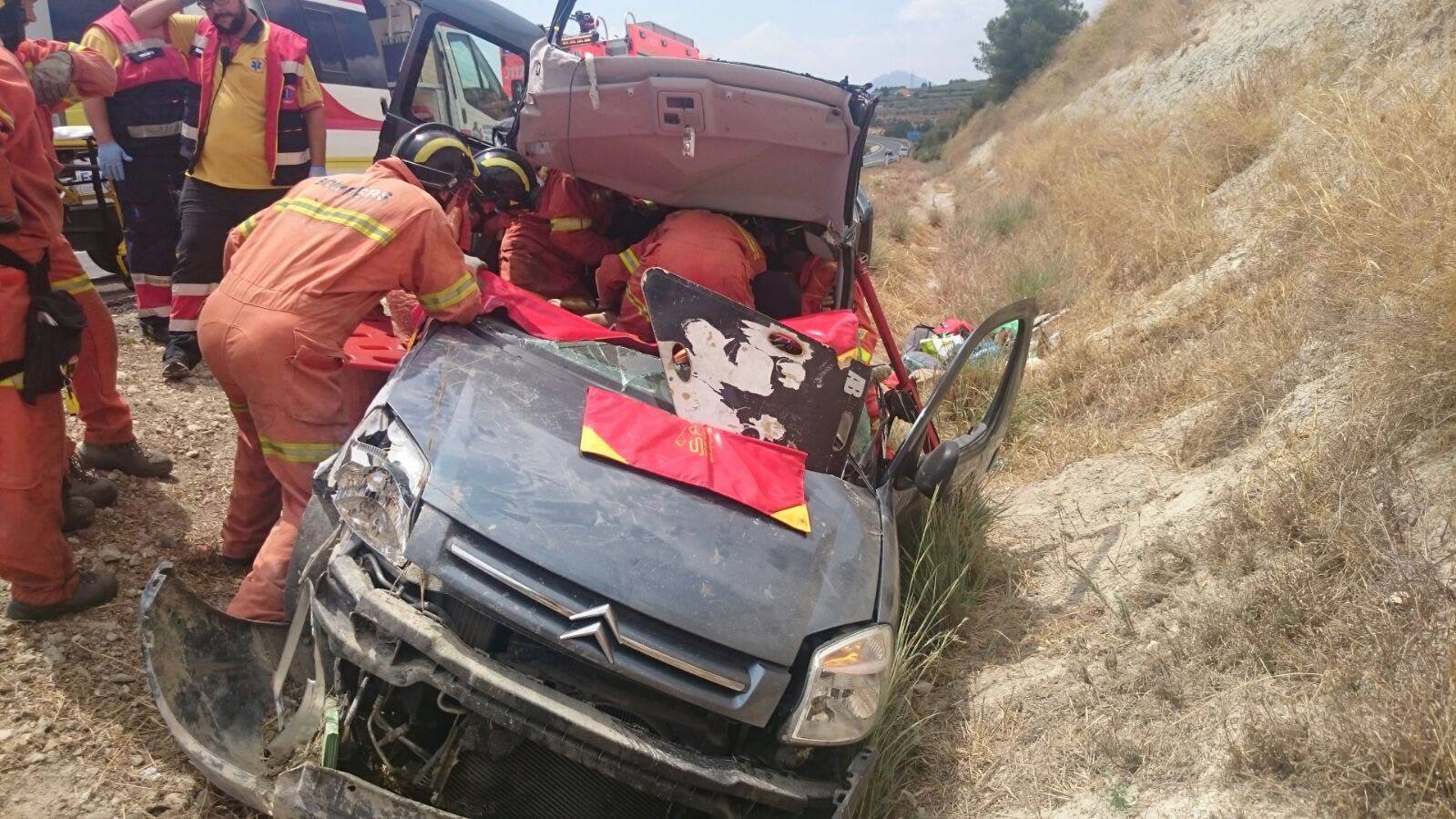 Tres personas han sido excarceladas por bomberos del Consorcio Provincial, tras sufrir un accidente en la A-35 a la altura de Moixent.