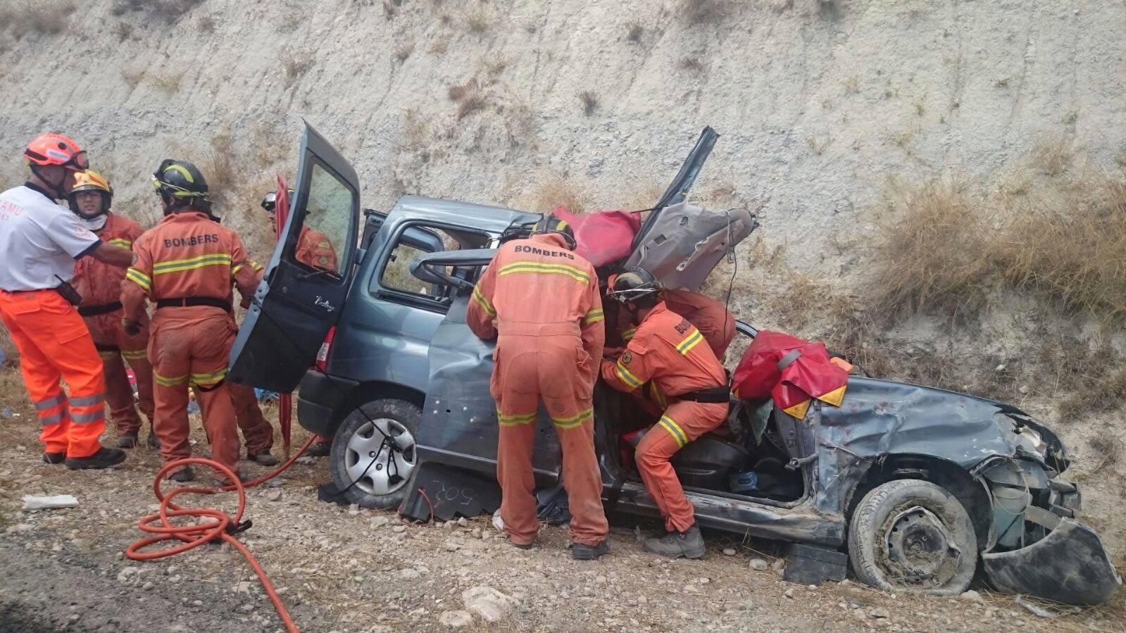 Tres personas han sido excarceladas por bomberos del Consorcio Provincial, tras sufrir un accidente en la A-35 a la altura de Moixent.