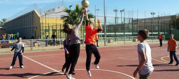 El Síndic insta a los centros deportivos a instalar desfibriladores para los niños