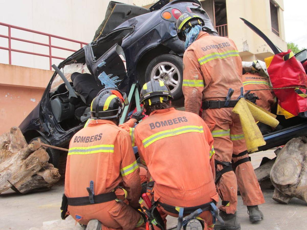 El equipo de excarcelación de Bomberos de Gandia (Valencia) ha realizado este jueves unas maniobras de preparación para el Mundial de Rescate en accidentes de tráfico, que se celebrará en Rumanía del 30 de agosto al 3 de septiembre.