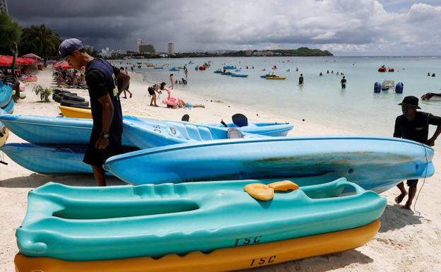 Continúa la actividad normal en la playa Tumon.