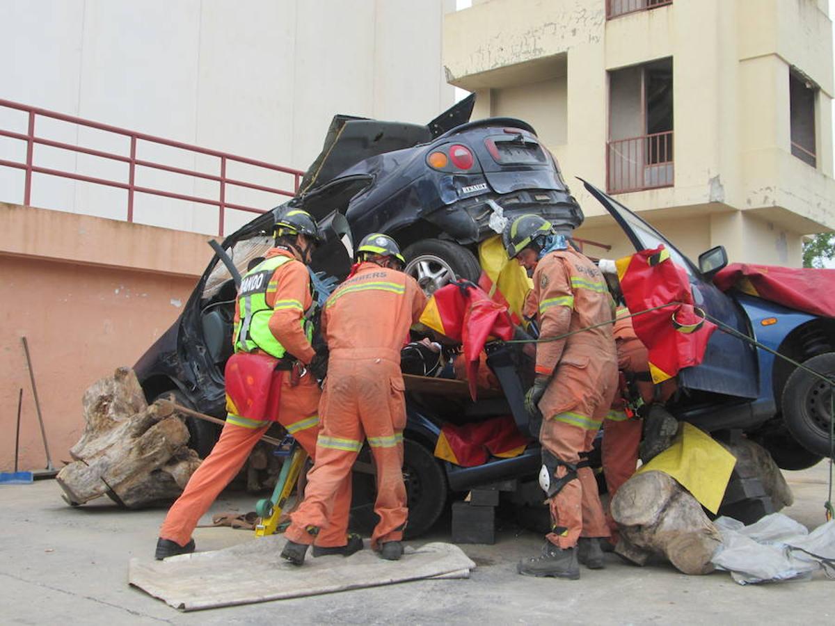 El equipo de excarcelación de Bomberos de Gandia (Valencia) ha realizado este jueves unas maniobras de preparación para el Mundial de Rescate en accidentes de tráfico, que se celebrará en Rumanía del 30 de agosto al 3 de septiembre.
