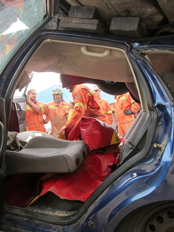 El equipo de excarcelación de Bomberos de Gandia (Valencia) ha realizado este jueves unas maniobras de preparación para el Mundial de Rescate en accidentes de tráfico, que se celebrará en Rumanía del 30 de agosto al 3 de septiembre.