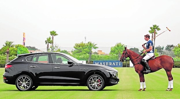 El Maserati junto a jugador y su equino.