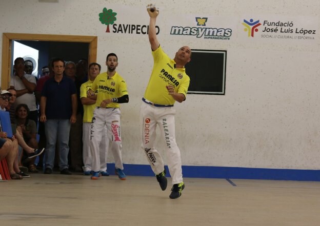Félix juega de volea durante la partida de ayer en Vila-real. 
