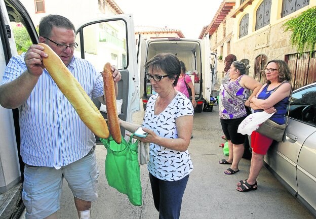  Pascual, el panadero, pasa de vender tres o cuatro barras o cerca de cuarenta en agosto. :