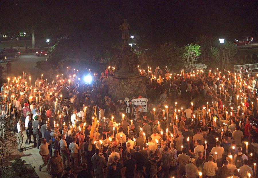 Violentas refriegas se registraron este sábado entre militantes antirracistas y grupúsculos de la extrema derecha estadounidense reunidos en Charlottesville, en Virginia, obligando al gobernador del Estado a declarar el estado de emergencia y a la policía a prohibir la manifestación.