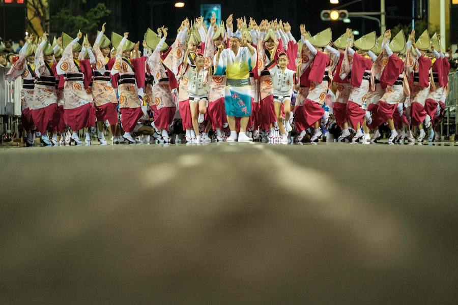  Shikoku acoge en agosto el festival de baile más popular de Japón. Durante sus cuatro días de duración, sus calles se llenan de bailarines y curiosos, alcanzando la cifra de los 1,2 millones de personas.
