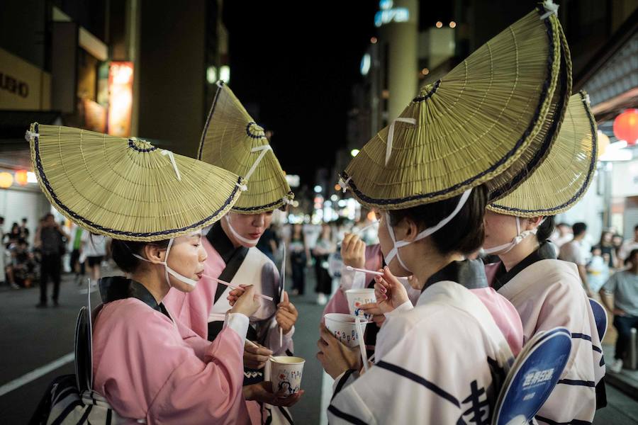  Shikoku acoge en agosto el festival de baile más popular de Japón. Durante sus cuatro días de duración, sus calles se llenan de bailarines y curiosos, alcanzando la cifra de los 1,2 millones de personas.