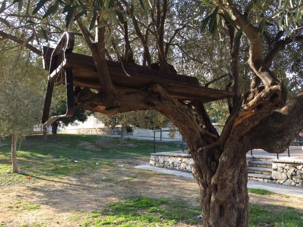 Un banco arrancado de la vía pública arriba de un árbol en el Parc de Sant Pere tras un acto vandálico de hace unas semanas. 