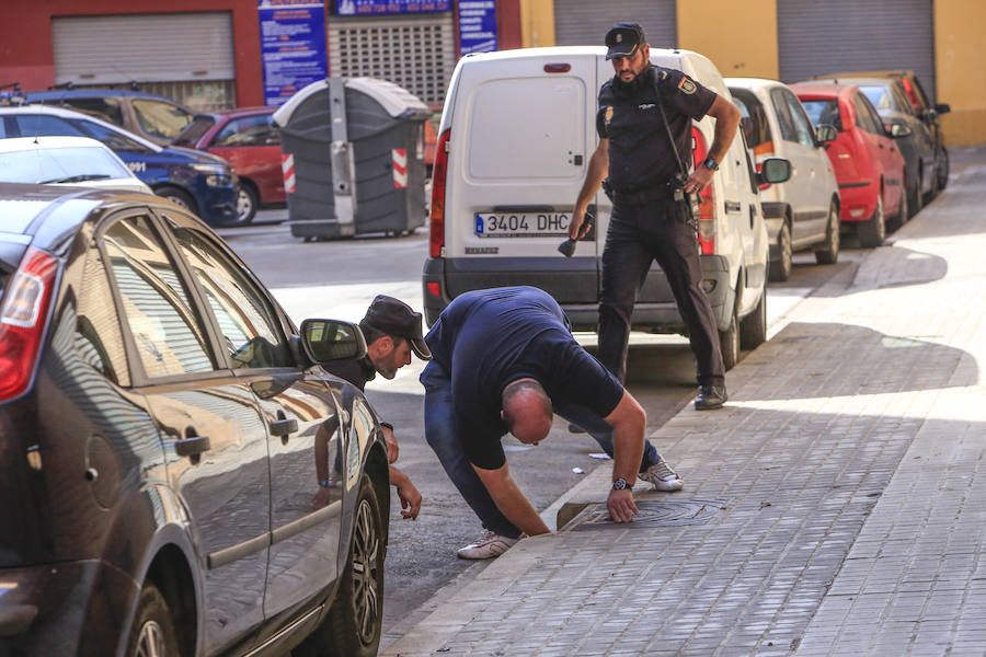 Fotos de la investigación policial y del entierro del hombre asesinado en un garaje en Patraix