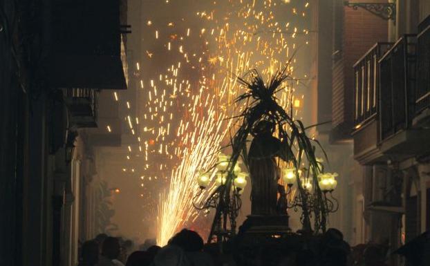 Imagen de San Roque ante el disparo de cohetes en las calles de Serra.