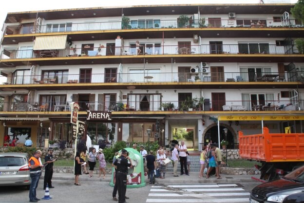 Varios vecinos desalojando el edificio 'Suertes del Mar' de Dénia, ayer por la tarde. 