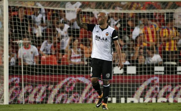 El valencianista Zaza celebra su gol.