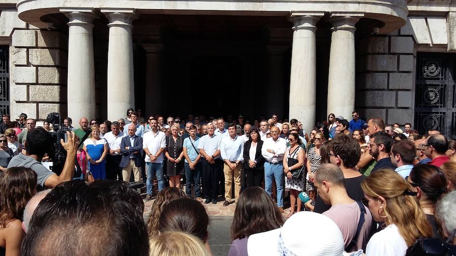 Fotos del minuto de silencio en Valencia en memoria de las víctimas de los atentados de Barcelona y Cambrils