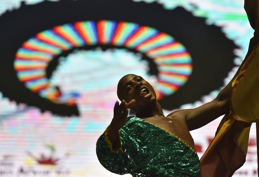 Un grupo de danza se presenta en el XXI Festival de Música del Pacífico Petronio Álvarez en Cali (Colombia). El festival anual presenta durante cinco días música folclórica del pacífico colombiano