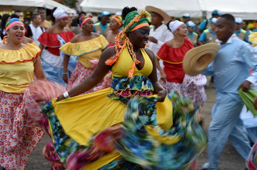 Un grupo de danza se presenta en el XXI Festival de Música del Pacífico Petronio Álvarez en Cali (Colombia). El festival anual presenta durante cinco días música folclórica del pacífico colombiano