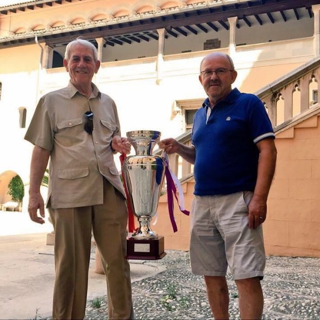 Ignacio Avilés y Miguel Palau posan con el trofeo en el Palau Ducal dels Borja. 