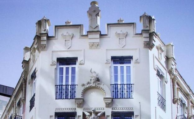 Fachada de uno de los edificios modernistas de Cortina en la capital valenciana.