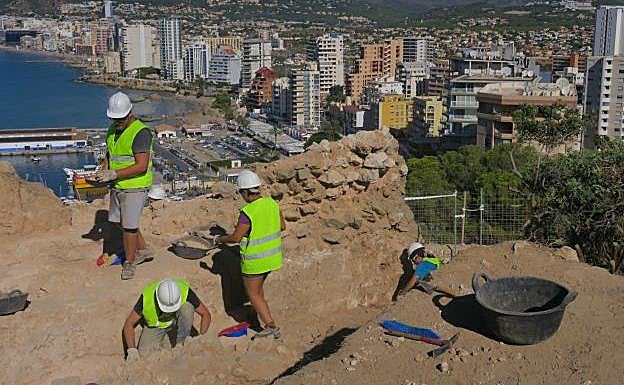 La XIII campaña de excavaciones del MARQ en la Pobla Medieval d’Ifac descubre una gran torre defensiva
