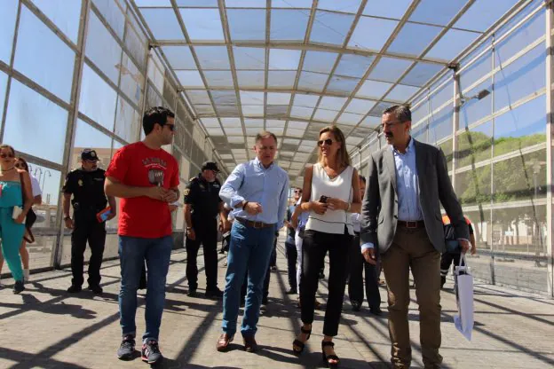 Los representantes políticos visitan el cohetódromo de Paterna ayer. 