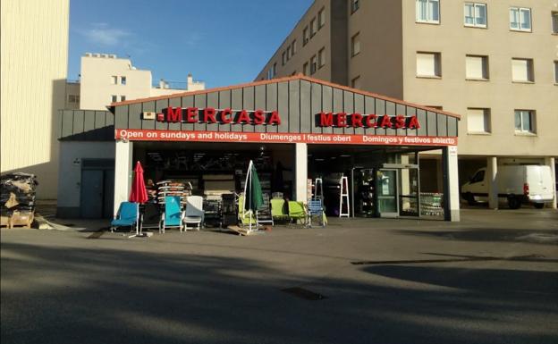 Tienda de Cambrils donde los terroristas compraron cuatro cuchillos y un hacha.