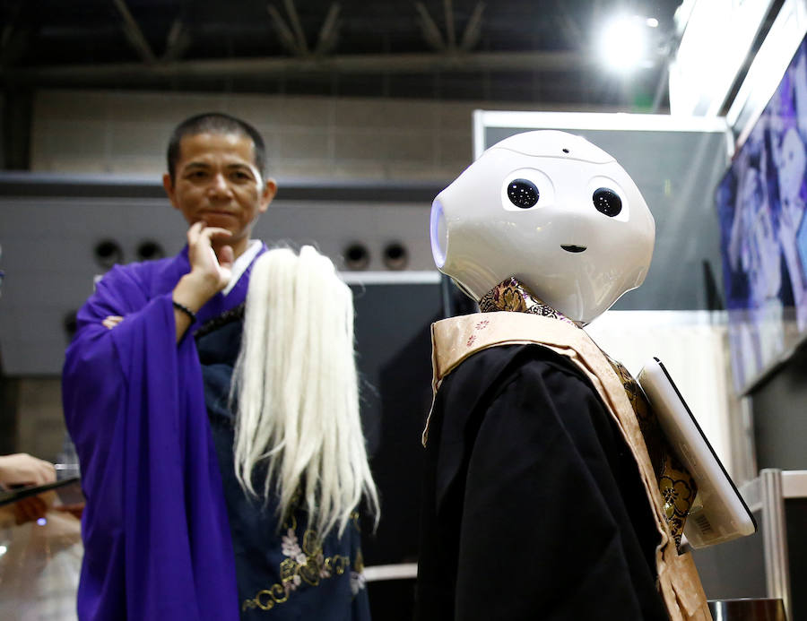 Fotos de un robot sacerdote en Japón