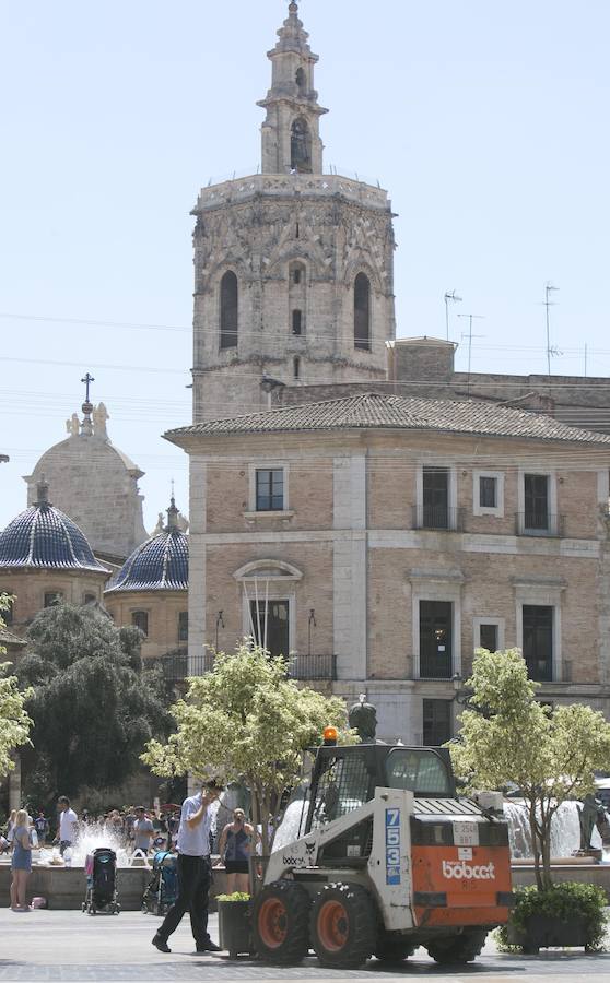 Fotos de la instalación de maceteros contra ataques terroristas