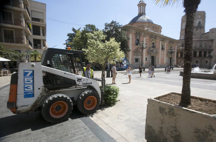 Fotos de la instalación de maceteros contra ataques terroristas