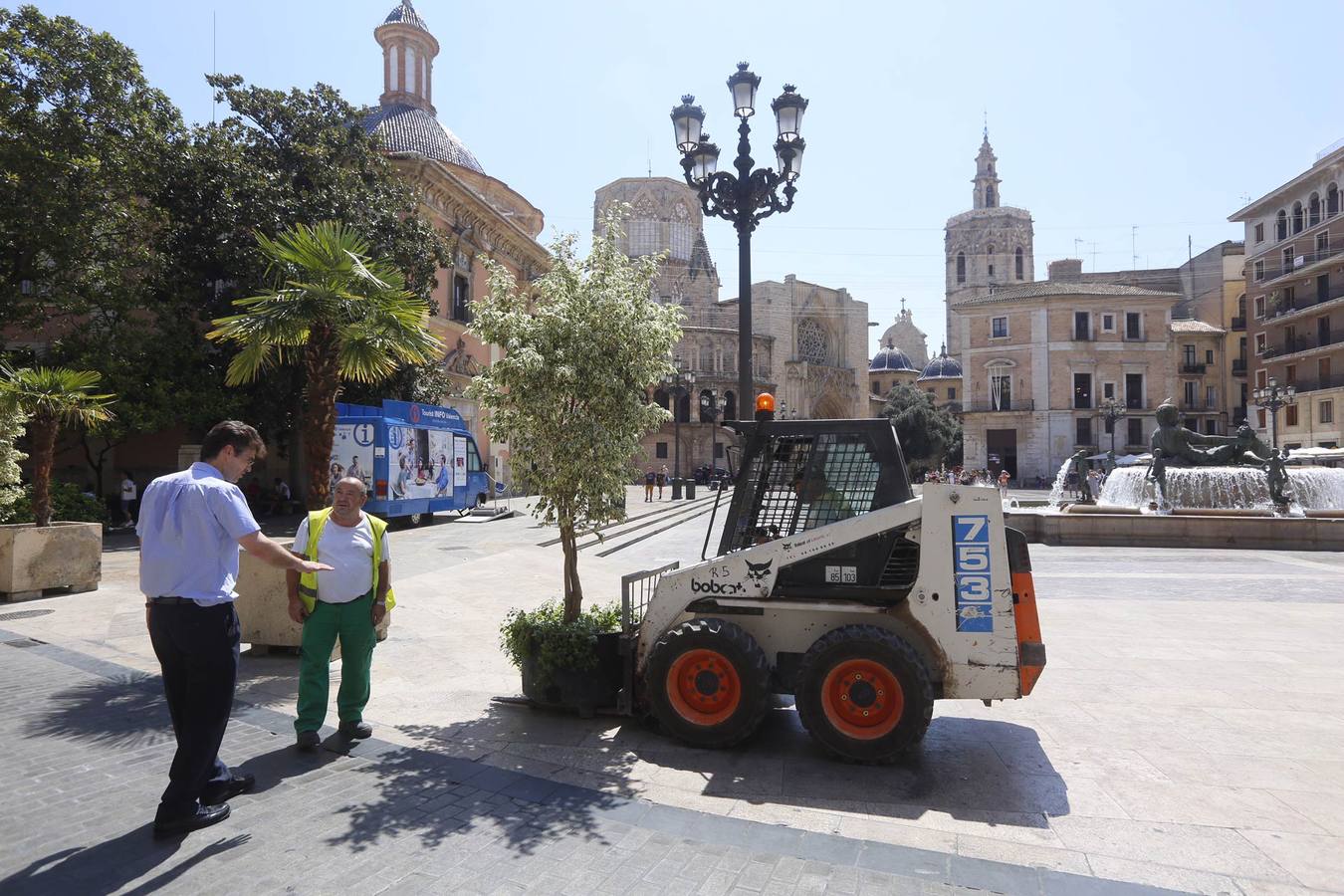 Fotos de la instalación de maceteros contra ataques terroristas