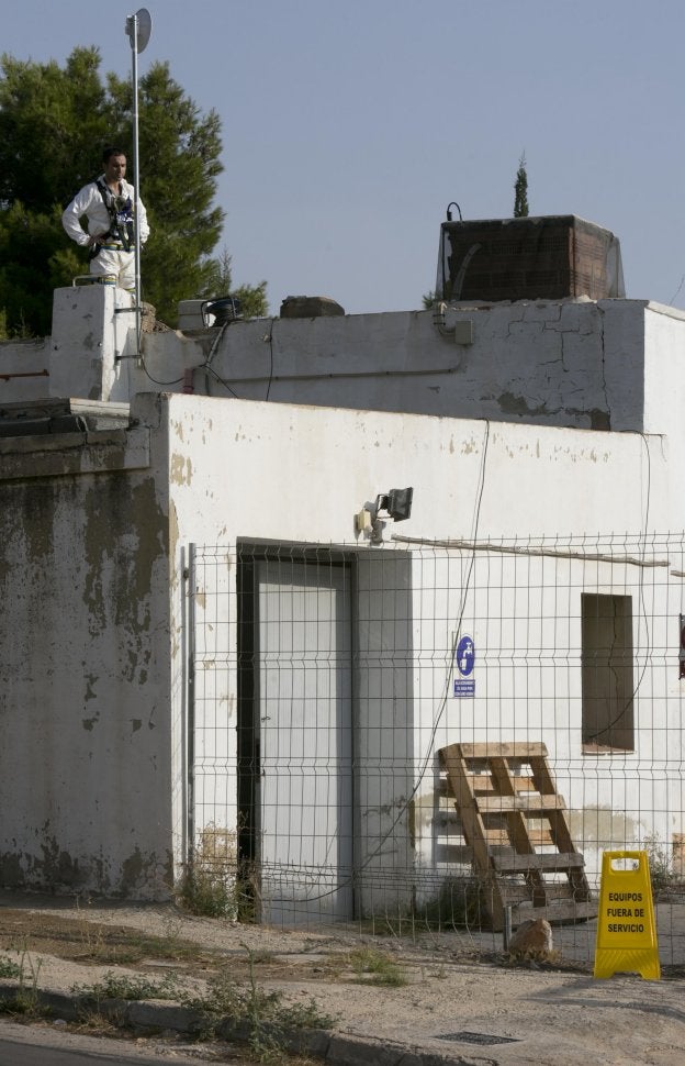 Técnicos trabajan en la limpieza de las instalaciones de suministro de Chiva. 