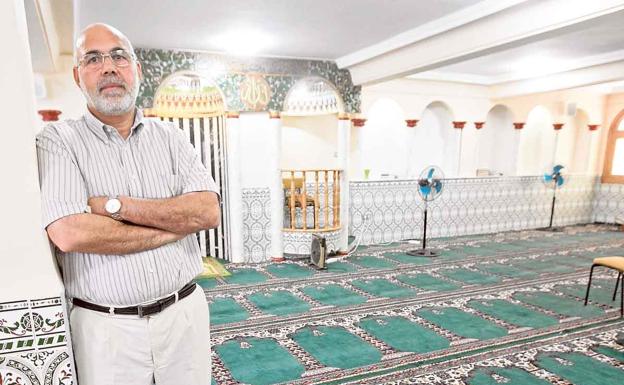 Ihab Fahmy posando en el interior de la mezquita de Valencia.