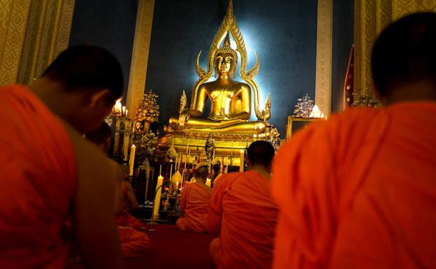 Monjes budistas en Wat Benchamabophit, Bangkok.