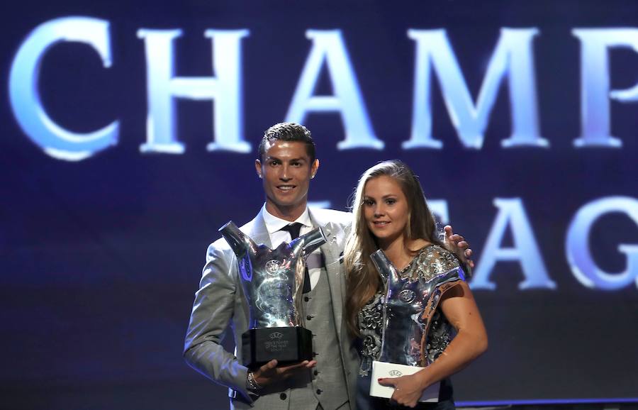 Cristiano Ronaldo y Lieke Martens, posando como mejores jugadores de la temporada.