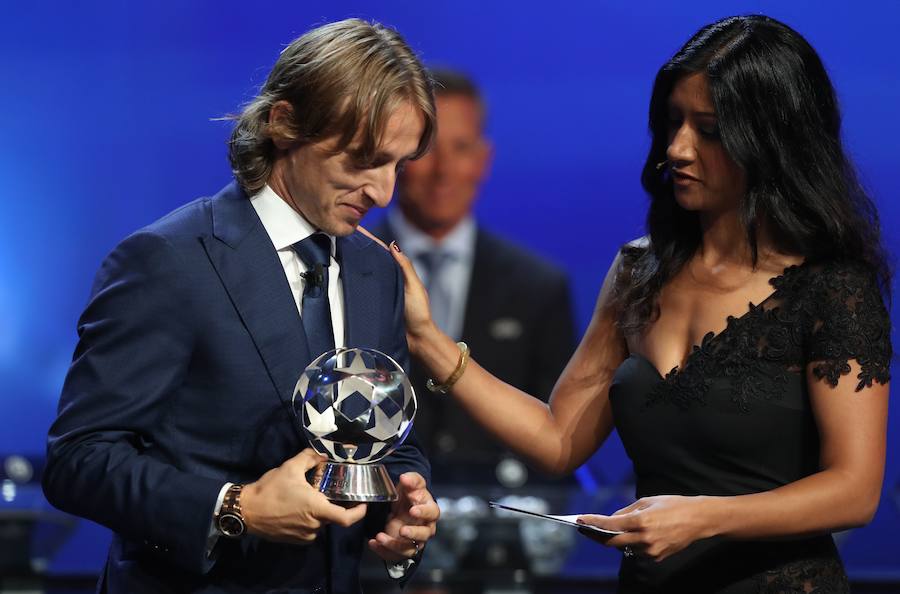 Luka Modric, recibiendo el premio al mejor centrocampista de la pasada Champions.