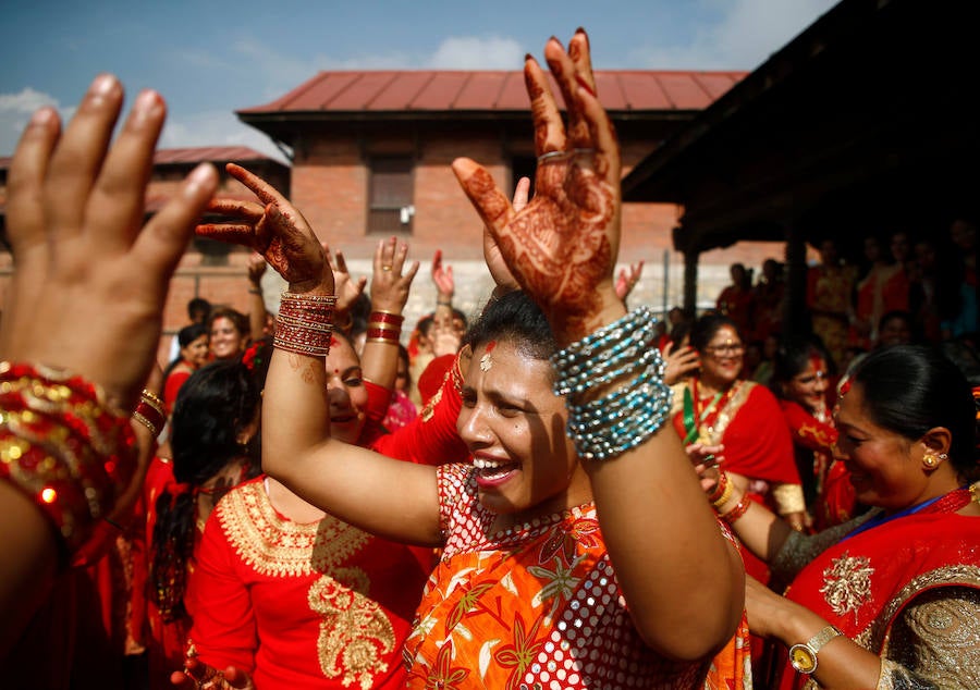 Mujeres cantan y bailan en las premisas del templo de Pashupatinath durante el festival de Teej en Katmandu, Nepal