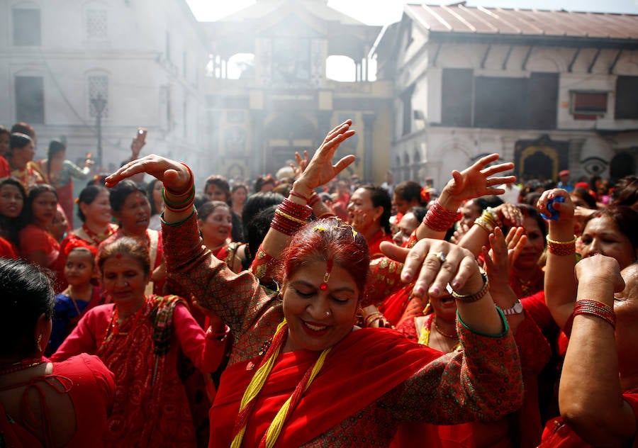 Mujeres cantan y bailan en las premisas del templo de Pashupatinath durante el festival de Teej en Katmandu, Nepal