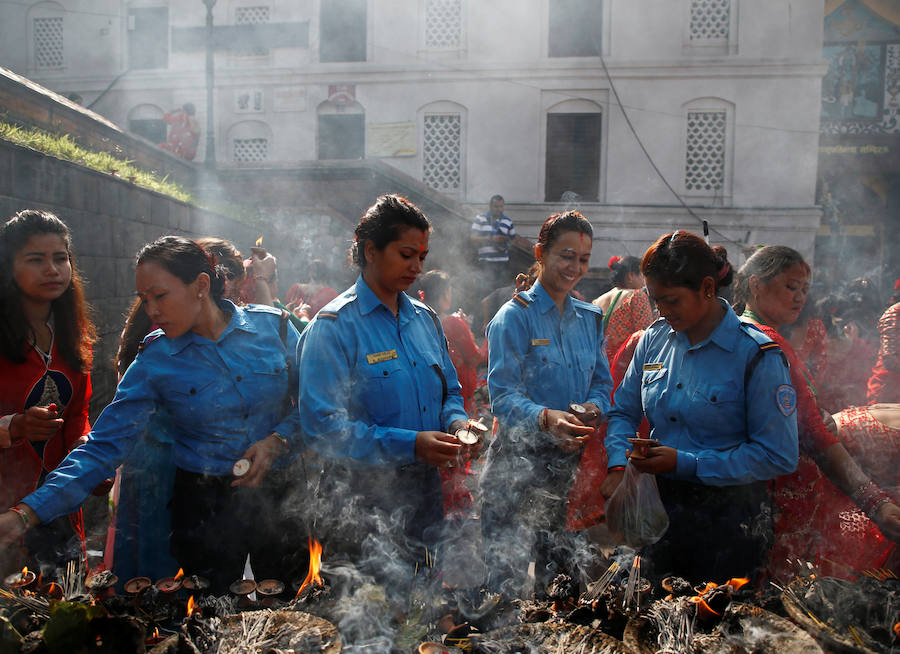 Mujeres cantan y bailan en las premisas del templo de Pashupatinath durante el festival de Teej en Katmandu, Nepal