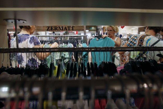 Clientas de compras en un centro comercial de Valencia. 