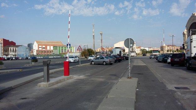 Barrera colocada ayer en uno de los aparcamientos de la Marina. 