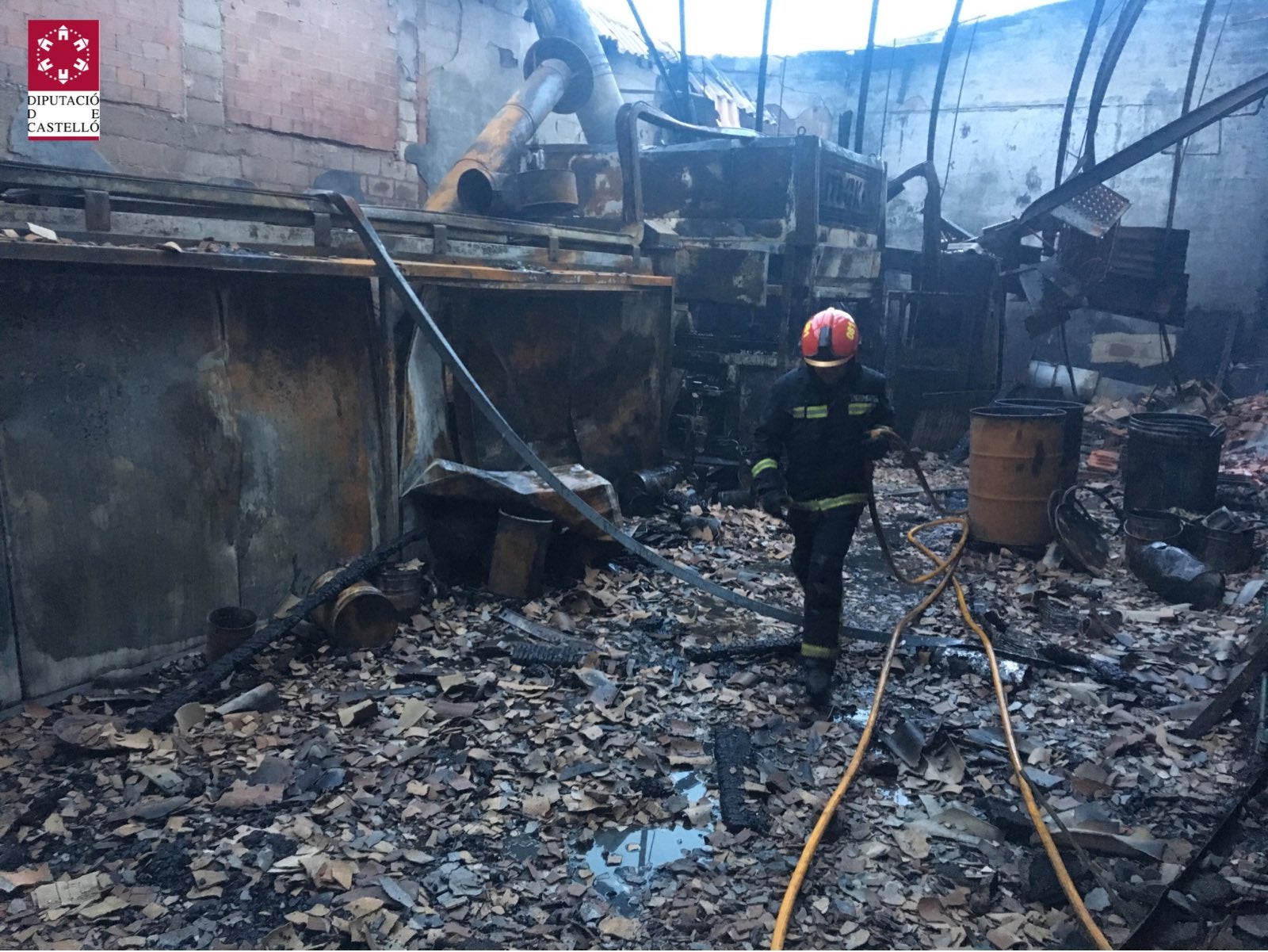 Parte de la estructura de la nave incendida en Nules.