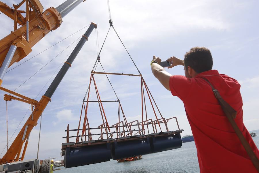 Fotos de la botadura de la batea de ostras en el puerto de Valencia