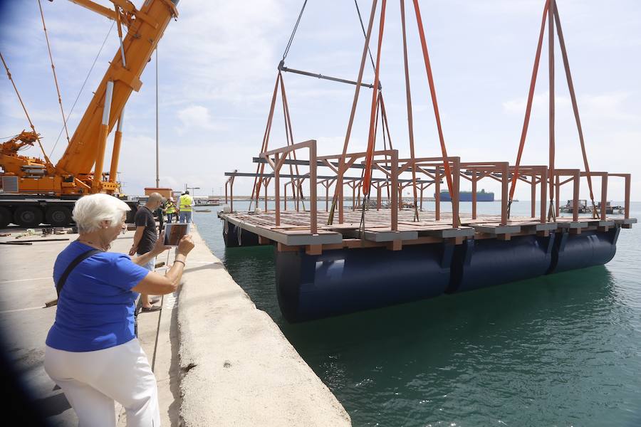 Fotos de la botadura de la batea de ostras en el puerto de Valencia