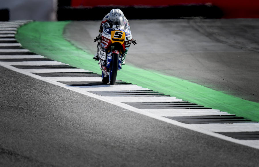 El británico Cal Crutchlow (Honda RC 213 V) y los españoles Alex Márquez (Kalex) y Arón Canet (Honda) fueron los más rápidos de sus respectivas categorías al término de la primera jornada de entrenamientos libres del Gran Premio de Inglaterra de MotoGP en el circuito de Silverstone.