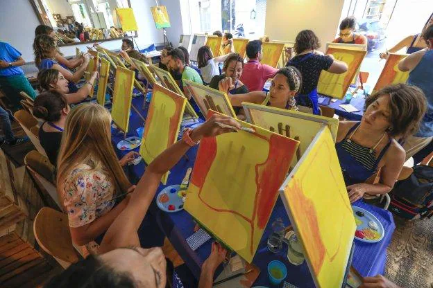 Los participantes representan 'El Beso' de Gustav Klimt en el último evento de 'Salir con Arte' en Valencia. 