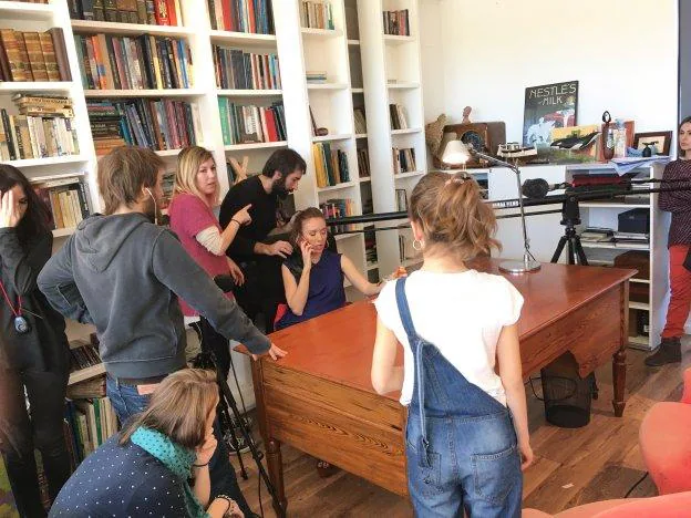 Las actrices María Albiñana y Olivia Catalá junto al equipo de 'Todos queríamos matar al presidente'.